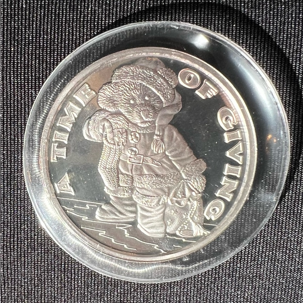 2001 A TIME OF GIVING: Christmas Coin. One Troy Ounce .999